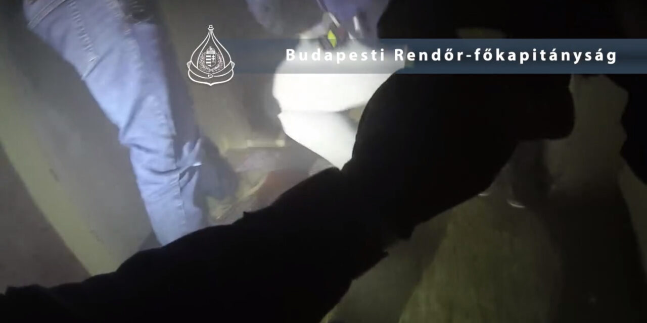 Drámai videón, ahogy a rendőrök kimentenek egy zavart, fenyegetőző férfit, aki magára gyújtotta lakását Angyalföldön