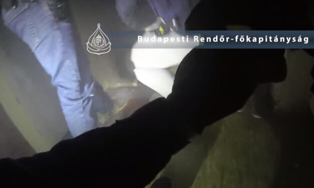 Drámai videón, ahogy a rendőrök kimentenek egy zavart, fenyegetőző férfit, aki magára gyújtotta lakását Angyalföldön