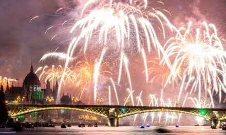 Augusztus 20: tízperces tűzijátékkal és Kossuth tér-i partival készül a kormány a nemzeti ünnepre