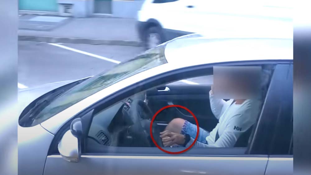 „Hol van a sofőr?” – Az anyósülésről vezette az autóját egy budapesti autósiskola oktatója, ráadásul még telefonált is közben