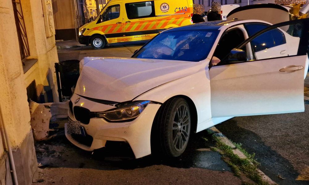Gyorshajtó BMW-s okozott balesetet Budapesten: nem adott elsőbbséget, ütközött egy autóval, majd mindent hátrahagyva elfutott