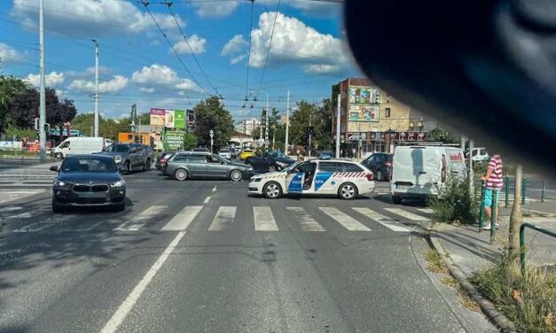Ilyen csak a filmekben van! Egymás után két rendőrautót is összetörtek ugyanabban a kereszteződésben a Hungária körúton HELYSZÍNI FOTÓKKAL!