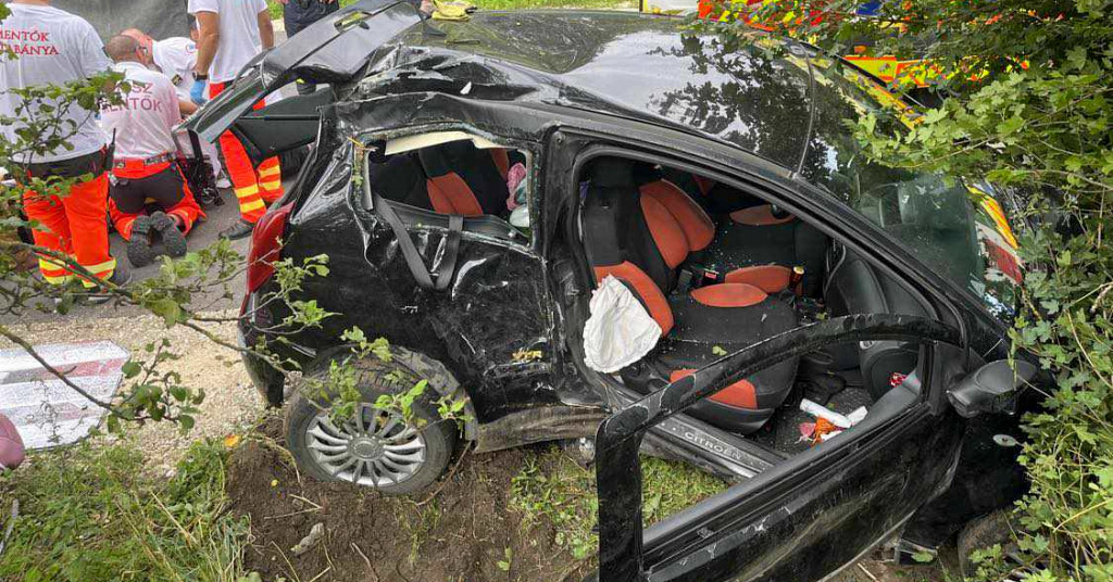 Fának hajtott autójával a fiatal nő – csecsemőjét életveszélyes sérülésekkel vitte kórházba a mentőhelikopter