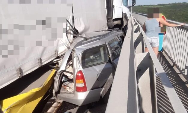 VIDEÓVAL! Megdöbbentő baleset a kőröshegyi völgyhídon – letarolta a kamion a műszaki hibás Opelt