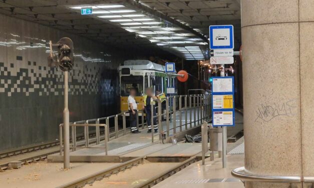 Tragikus: halálra gázolt egy idős nőt a 2-es villamos egyik elszabadult szerelvénye a Fővám téren