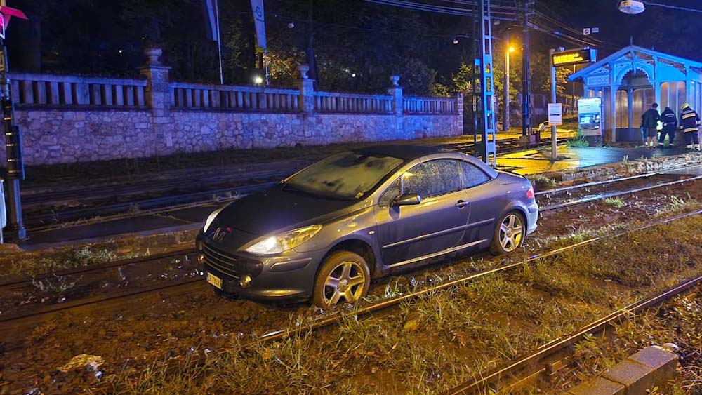 Villamossínekre kanyarodott egy olasz házaspár az éjjeli viharban, drótkötélellel vontatták le az autójukat a sínekről