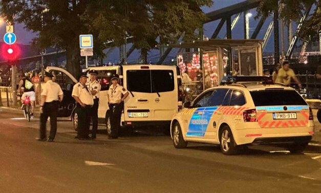 „Térdelj le te k*rva és most csókold meg a cipőmet” – egy hajléktalan fiút zaklattak Budapest egyik főterén, a támadók videófelvételt is készítettek a megalázó helyzetről