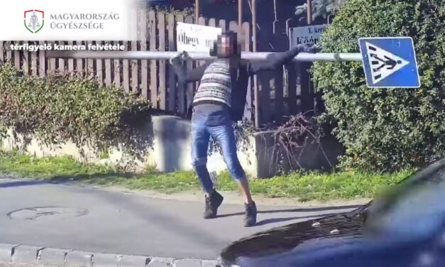 Kiszakított egy közlekedési táblát egy férfi Budapesten, azzal riogatta a járművezetőket: felelnie kell a tettéért – VIDEÓ