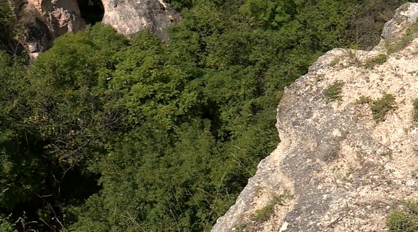 Túrázó férfi zuhant a mélybe a Teve-sziklánál – videó