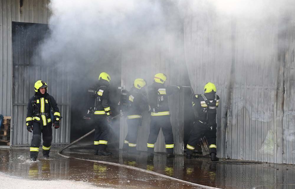 Hatalmas fekete füst ömlött a kőbányai raktárból: tűzoltók hada küzdött hősiesen a lángokkal – fotók a helyszínről