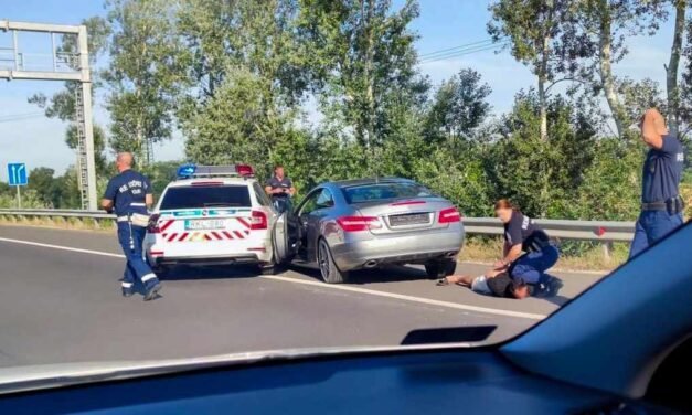 Letartóztatták a száguldozó mercist, akit az M2-esen szorítottak le a rendőrök Dunakeszinél