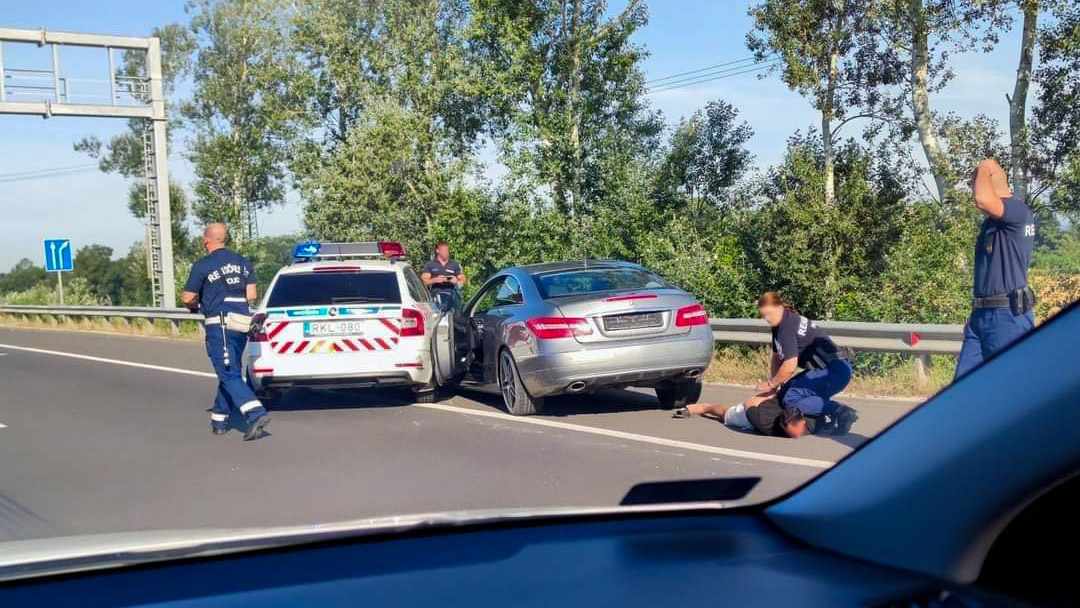 Autós üldözés az M2-esen Vácnál: az egyik rendőrautóra is ráhúzta a kormányt a menekülő Mercedes sofőrje – helyszíni fotók