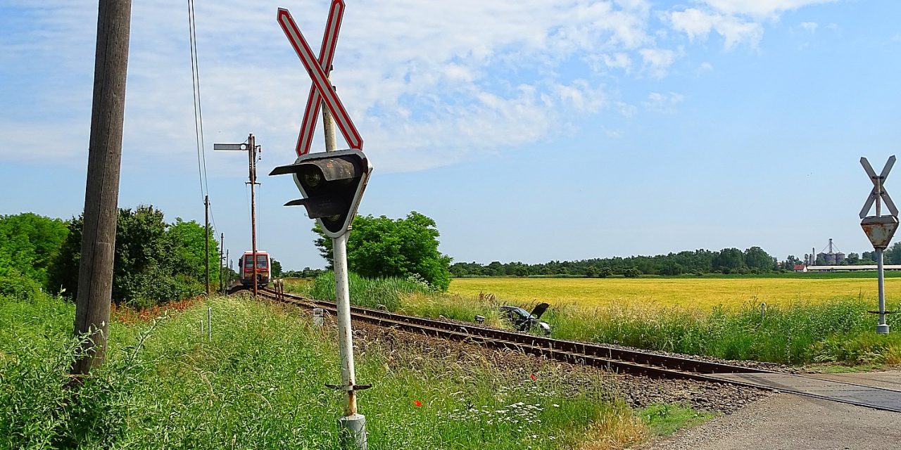 Tragédia a vasúti átjáróban: gázolt a Keleti pályaudvarról Miskolcra tartó Borsod Intercity!