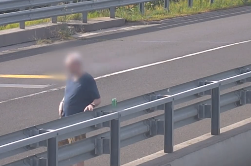 Durva! Az M0-s autóút hídján sörözgetett egy férfi, nem zavarta a forgalom sem VIDEÓVAL!