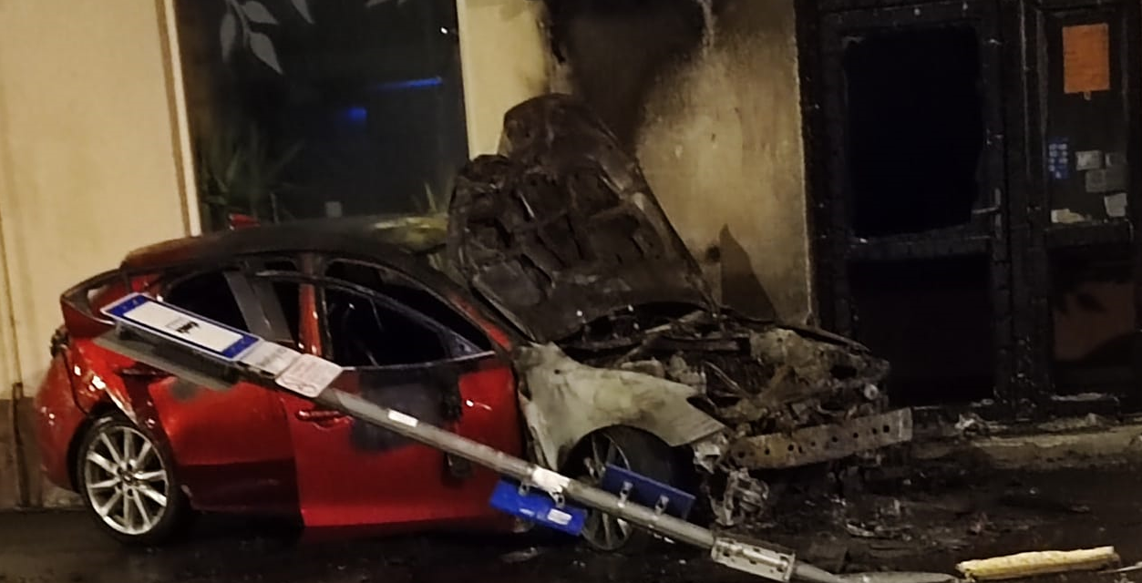 Brutális tarolás a 15. kerületben – 6 millió forintja is bennégett az autóban a felelőtlen sofőrnek