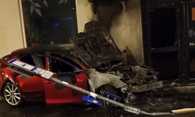 Brutális tarolás a 15. kerületben – 6 millió forintja is bennégett az autóban a felelőtlen sofőrnek