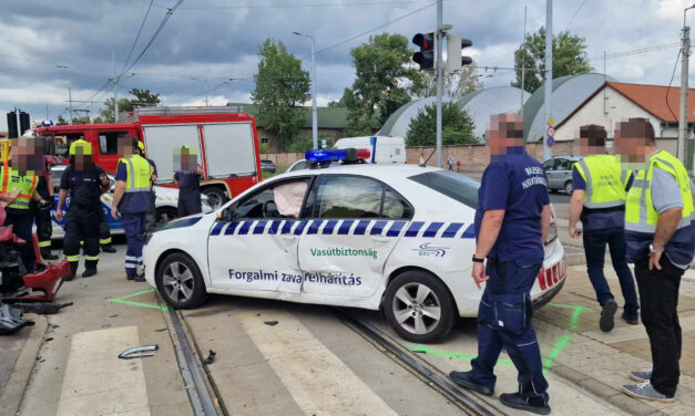 Karambol a Hungária körúton: nem volt elég figyelmes a Kia sofőrje, a BKV zavarelhárító Skodája bánta – fotók a helyszínről