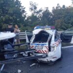 Valósággal ledózerolta a szolgálati kocsit: Törökbálint után Gödöllőnél is rendőr balesetezett, mentőhelikopter vitte kórházba a főtörzszászlóst – fotók a helyszínről