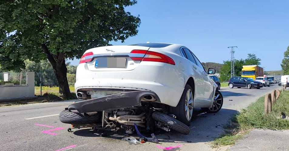 „Művészeti alkotás” Pilisjászfalun: egy fehér Jaguar alá csúszott a motor, időben leugrott a sofőr és az utas HELYSZÍNI FOTÓKKAL!