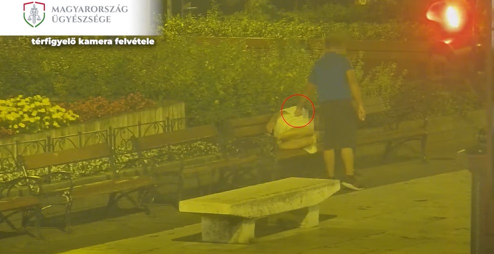 Videón a döbbenetes eset: gondolkodás nélkül fosztotta ki a padon alvó férfit a tolvaj Budapesten