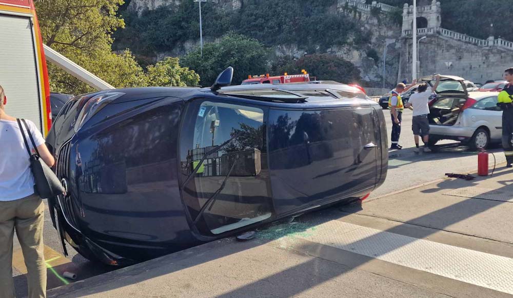 Hármas karambol: frissjogsis sofőr okozott balesetet az Erzsébet hídnál, oldalára borult egy Mazda