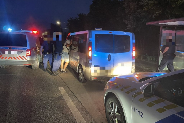 „Egy csapat bevándorló hasalt a buszöbölben” – illegális bevándorlókat fogtak Szentendrén, a rendőri intézkedés miatt beállt a 11-es út forgalma