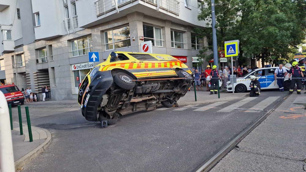Taxival ütközött, majd felborult egy mentőautó a Bécsi úton – helyszíni fotók