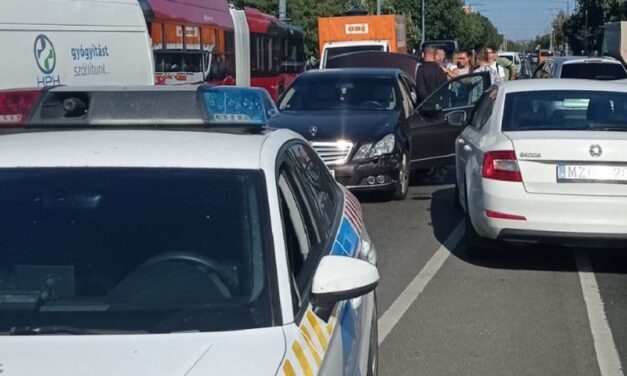 Zuglóban csaptak le a gazdaságvédelmi nyomozók, elállták a piros lámpánál várakozó fekete Mercedes útját