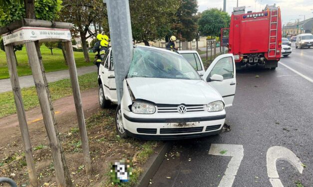 Súlyos baleset az Aréna Pláza előtt, kiflire hajtotta a kandeláber a Volkswagent
