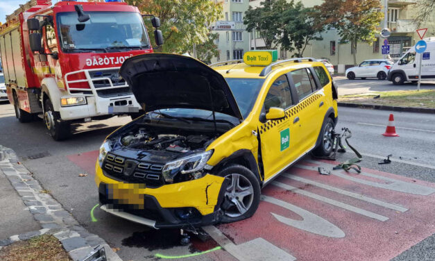Hatalmas csattanás a 11. kerületben: egy parkoló autót is letarolt a BMW-vel karambolozó budapesti taxis – fotók a helyszínről