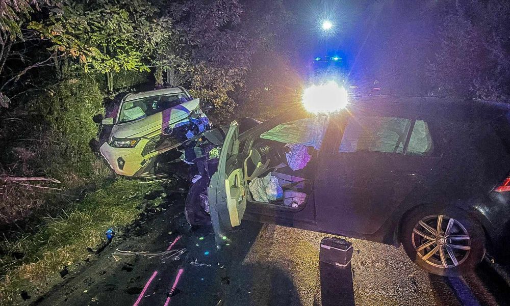 Idős férfi ült abban a Volkswagenben, amely átsodródott az úttest bal oldalára a farkashegyi repülőtér közelében, négyen sérültek meg a balesetben – FOTÓK