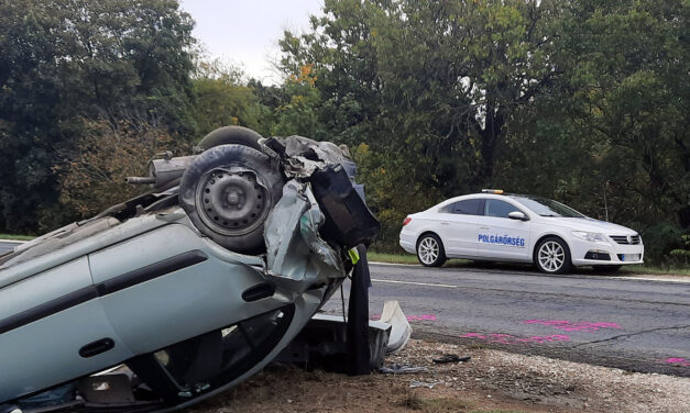 Rejtélyes baleset Örkényben – felborult az autó, kereket oldottak az utasok az ütközés után