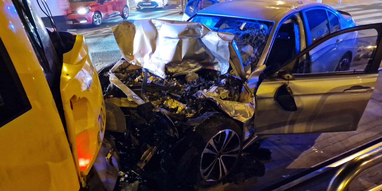 Súlyos baleset a megállóban: BMW vágódott a 4-es villamosnak, autójába szorult a fiatal sofőr HELYSZÍNI FOTÓKKAL!