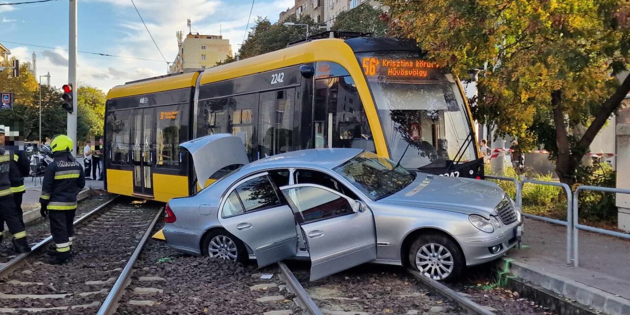Durva baleset Újbudán: nagy erővel ütközött a Mercedesnek, majd kisiklott az 56-os villamos HELYSZÍNI FOTÓKKAL!