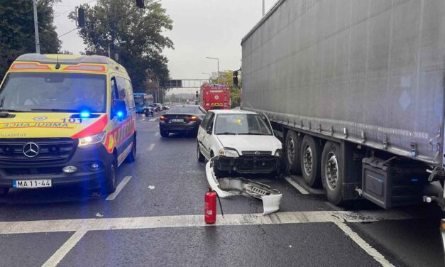 Rosszul lett a Suzuki sofőrje a Bécsi úton, összeütközött egy BMW-vel, majd egy kamion oldalába rohant – helyszíni fotók