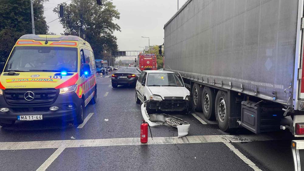 Rosszul lett a Suzuki sofőrje a Bécsi úton, összeütközött egy BMW-vel, majd egy kamion oldalába rohant – helyszíni fotók