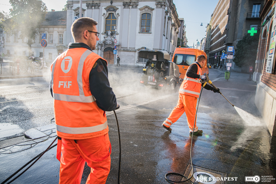 Rend és tisztaság a Batthyány téren: nagy erőkkel takarítja Budapestet a BKK – fotók