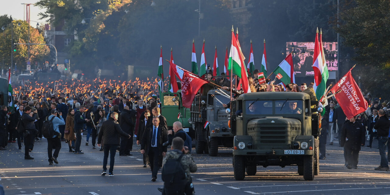 Hatalmas tömeg emlékezett meg Budán a forradalom hőseire, a kormány szerint 1956 legmélyebb üzenete nem más, mint a magyar érdek