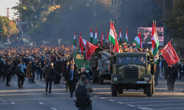 Hatalmas tömeg emlékezett meg Budán a forradalom hőseire, a kormány szerint 1956 legmélyebb üzenete nem más, mint a magyar érdek