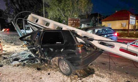 Súlyos baleset Vecsésen: Koponyatörést és medencetörést szenvedett egy Volkswagen 19 éves sofőrje, miután villanyoszlopnak ütközött