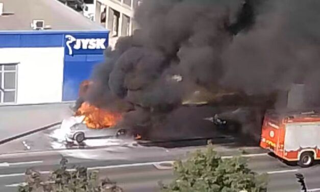 Több méteres lángokkal égett egy kisteherautó a Szentendrei úton! FÓTÓKKAL!