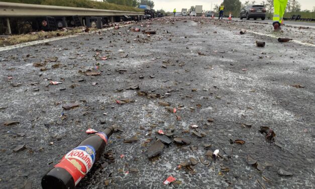 Kár érte! Több ezer üveg Kőbányai sör borult az M3-as autópályára – HELYSZÍNI FOTÓKKAL