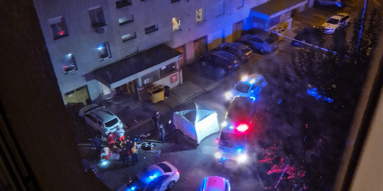 Sokkoló tragédia: kiugrott egy tízemeletes épületből és egy autóra zuhant egy fiatal férfi