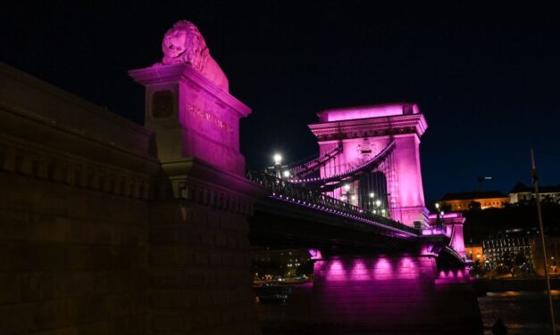 Rózsaszínbe öltöztek Budapest nevezetességei, nemes ügyre hívták fel ezzel az emberek figyelmét