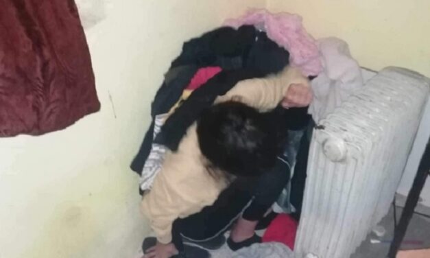 „Valamije csak kikandikált alóla” – a szennyes ruhák alatt próbált elbújni a körözött nő a rendőrök elől Kiskunlacházán