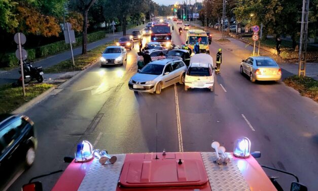 Súlyos motoros baleset Szentendrén – sokáig küzdöttek az autó alá szorult férfi kimentéséért a 11-es úton