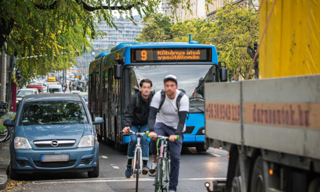 Újabb karókkal védett biciklisávot alakítanak ki Budapesten, ezúttal a belvárosban