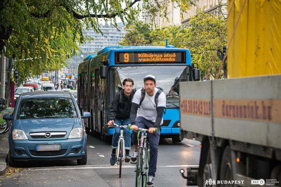 Újabb karókkal védett biciklisávot alakítanak ki Budapesten, ezúttal a belvárosban