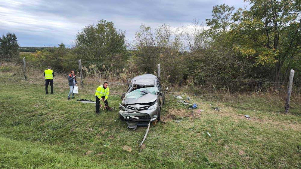 Elaludhatott az idős sofőr az M5-ös autópályán, árokba csapódott az autójával – helyszíni fotók