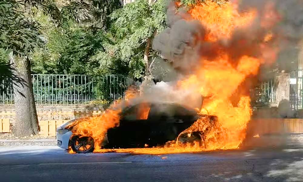 Porrá égett egy BMW a Pasaréti tér közelében: menet közben kapott lángra, a tulajt úgy kellett elrángatni az autójától – VIDEÓ